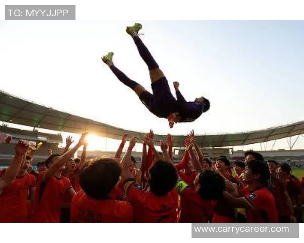 洲际杯连扑4点!26岁巴黎候补门将1战封神 夺冠后被队友高举问候 洲际杯连扑4点!26岁巴黎候补门将1战封神 夺冠后被队友高举问候